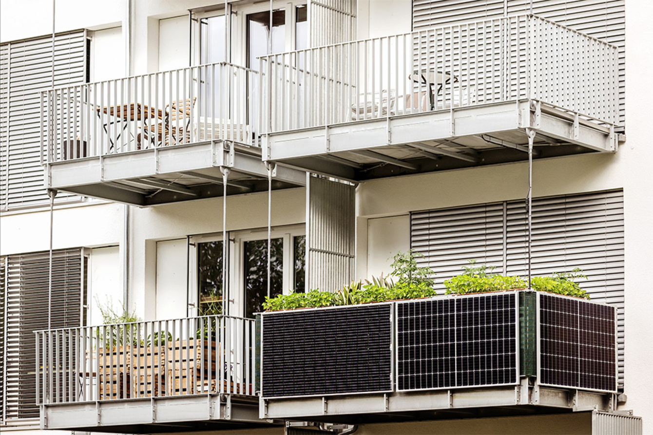 Balkon­kraftwerk bei Wiedmann Elektrotechnik in Burgthann / Großvoggenhof