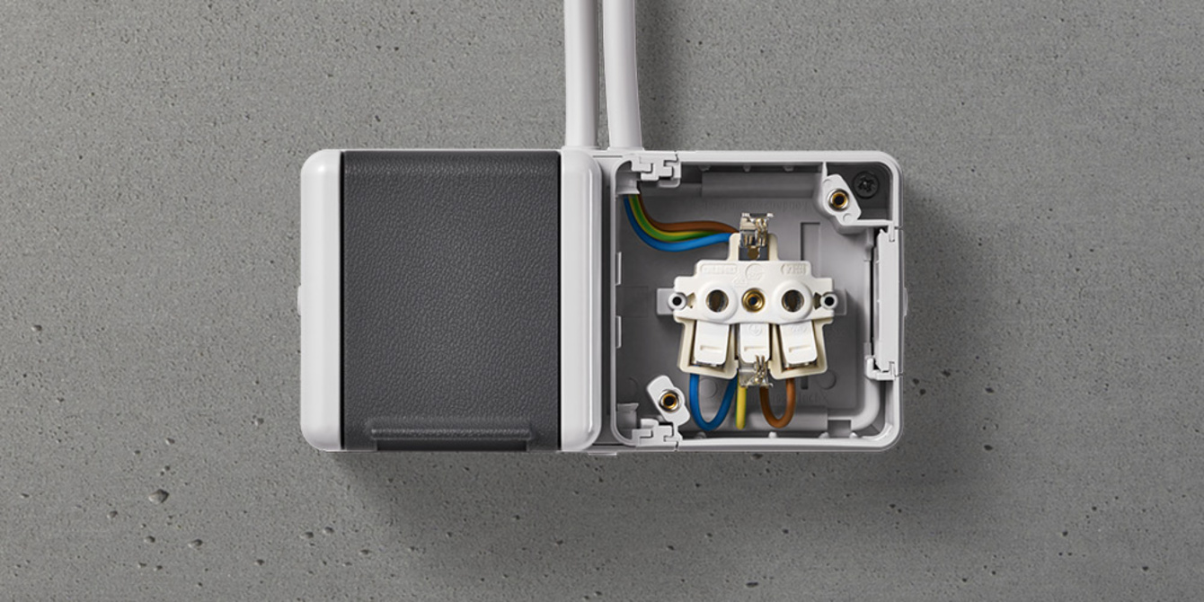 Doppelsteckdose mit Trennsteg bei Wiedmann Elektrotechnik in Burgthann / Großvoggenhof